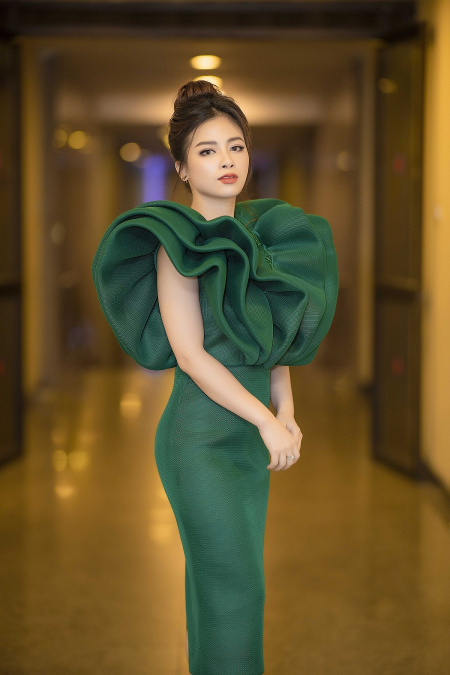 Từng có thời gian mập mạp vì tăng cân song hiện giờ Dương Hoàng Yến đã lấy lại phong độ với thân hình nhỏ nhắn và mảnh mai. (anninhthudo)