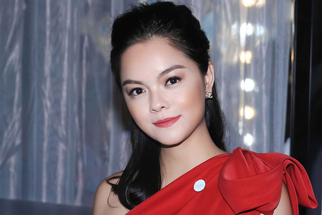 Mới đây nhất trên trang cá nhân, Phạm Quỳnh Anh chia sẻ dòng trạng thái đầy ẩn ý: “Vì cuộc đời luôn cho mình những cơ hội bất ngờ, việc của mình là trân trọng và làm điều đó bằng tất cả sự nghiêm túc.” Dòng trạng thái ngắn gọn, dù không chỉ mặt đặt tên nhưng ai cũng hiểu nó có liên quan đến những ồn ào ngày qua. Dưới phần bình luận nhiều fan của nữ ca sĩ họ Phạm đã gửi lời động viên, cổ vũ tinh thần cô. Việc nữ ca sĩ liên tục có những chia sẻ buồn bã, khiến người hâm mộ càng thêm tò mò về tin đồn hôn nhân đổ vỡ. (phunutoday)