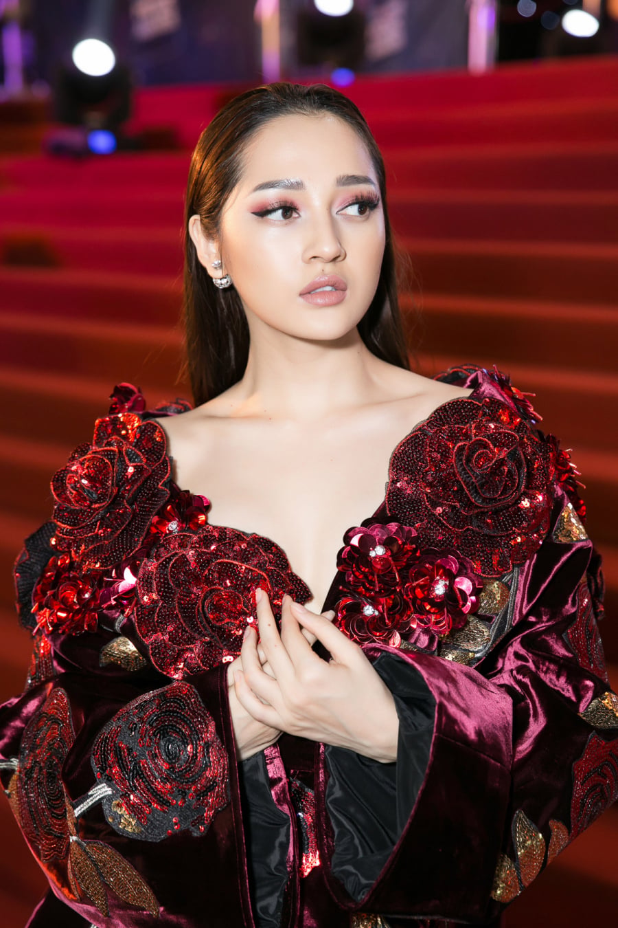 Những ngày qua, người hâm mộ không khỏi xôn xao trước thông tin ca sĩ Phạm Quỳnh Anh và “ông bầu” Quang Huy ly hôn. Theo những thông tin trước đó được lan truyền trong một group kín showbiz thì Quang Huy đã bị chính vợ Phạm Quỳnh Anh bắt gặp dan díu với một nữ ca sĩ trẻ nổi tiếng, khiến cho mối quan hệ giữa cặp vợ chồng này rạn nứt thật sự. Nhiều người khẳng định chắc nịch rằng nữ ca sĩ tên B.A này chính là nguyên nhân khiến cặp đôi chia tay. Sau khi tin này được lan truyền, nhanh chóng ca sĩ Bảo Anh bị cho vào “tầm ngắm”. Dù nữ ca sĩ một mực im lặng, chưa biết thực hư ra sao, hay chỉ là tin đồn thất thiệt, nhưng cộng đồng mạng lại kéo nhau chỉ trích nữ ca sĩ Bảo Anh. (phunutoday)