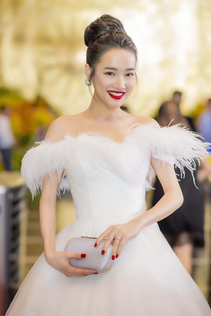 Mặc dù đang bận rộn với lịch công việc dày đặc và chuẩn bị cho Quatrian shbet hiện đang mở sắp tới nhưng Nhã Phương cố gắng sắp xếp để được có mặt tham dự Lễ trao giải VTV Awards 2018 tại Hà Nội. (thegioidienanh)