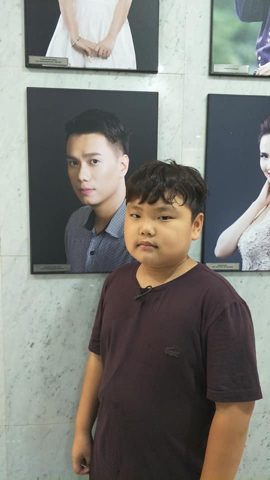 Bi Béo tạo dáng bên Việt Anh.
