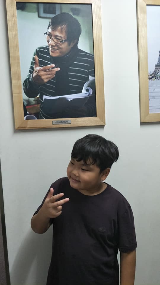 Bi Béo hơi sai sai: Đạo diễn Trọng Trinh cười tươi chứ có phải cười mỉm đâu!