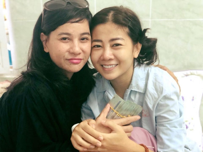 Mới đây, Cát Phượng đã đăng tải dòng trạng thái cập nhật tình hình sức khoẻ của hai diễn viên. Bà xã Kiều Minh Tuấn cho biết, hiện Lê Bình đã được bác sĩ cho xuất viện và đều đặn cứ 20 ngày lại tái khám và lấy thuốc. Về phía Mai Phương, nếu thể trạng của cô ngày một khoẻ, bác sĩ sẽ sớm cho bà mẹ một con xuất viện. (danviet)