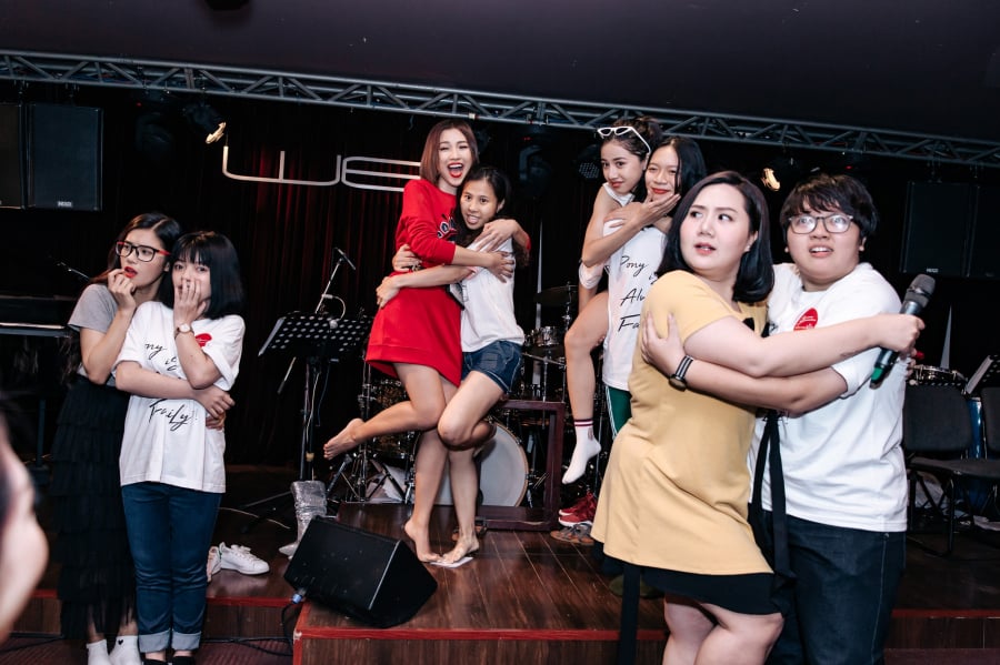 Hoàng Oanh quẩy tung với mọi người trong buổi fan meeting.  