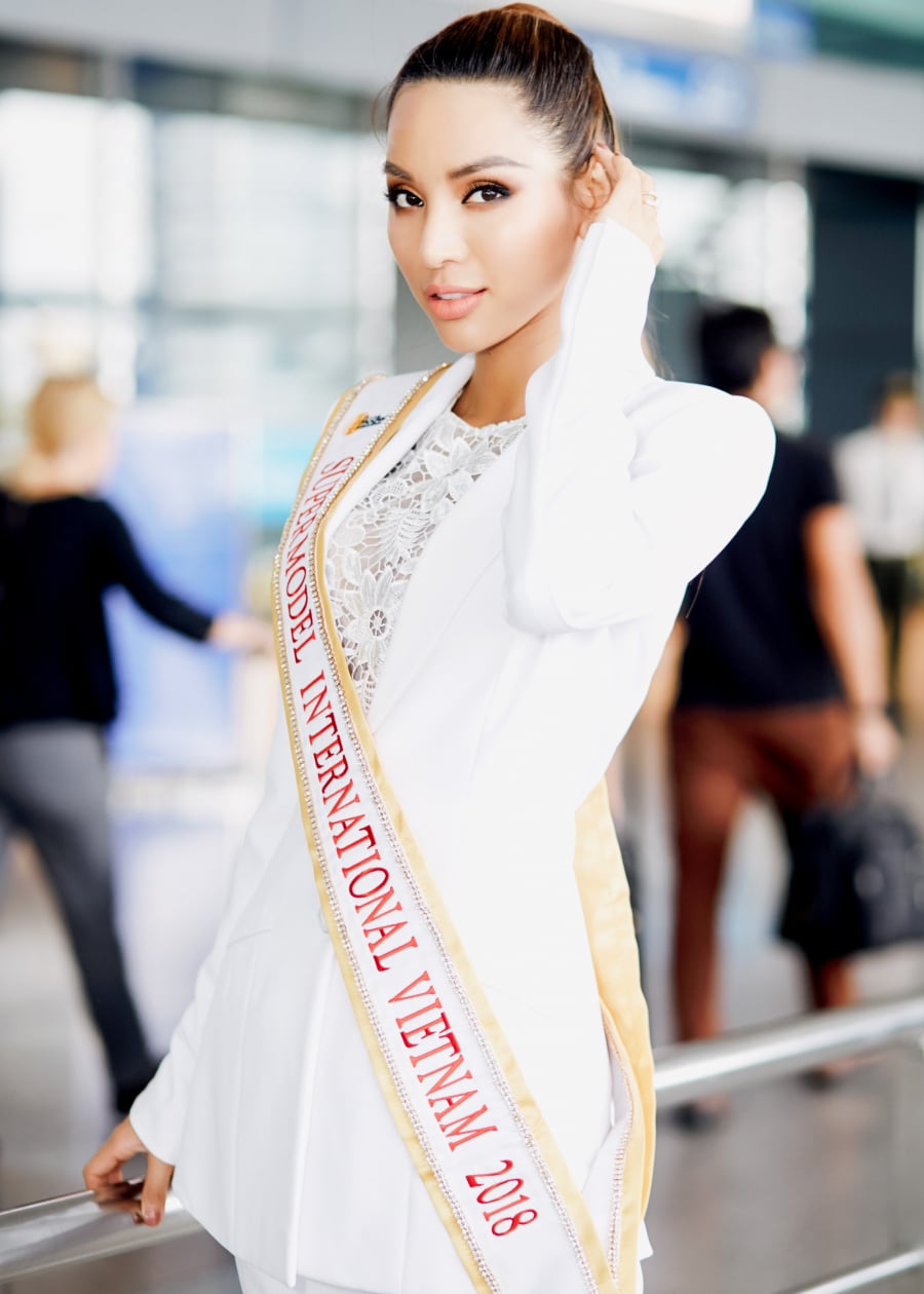 Chiều 7/9, siêu mẫu Khả Trang đã lên đường sang Thái Lan tham dự cuộc thi Super Model International. Với nhiều kinh nghiệm tham gia các cuộc thi nhan sắc quốc tế, Khả Trang được kì vọng sẽ làm nên chuyện khi đại diện Việt Nam chinh chiến Super Model International 2018. (kenh14)