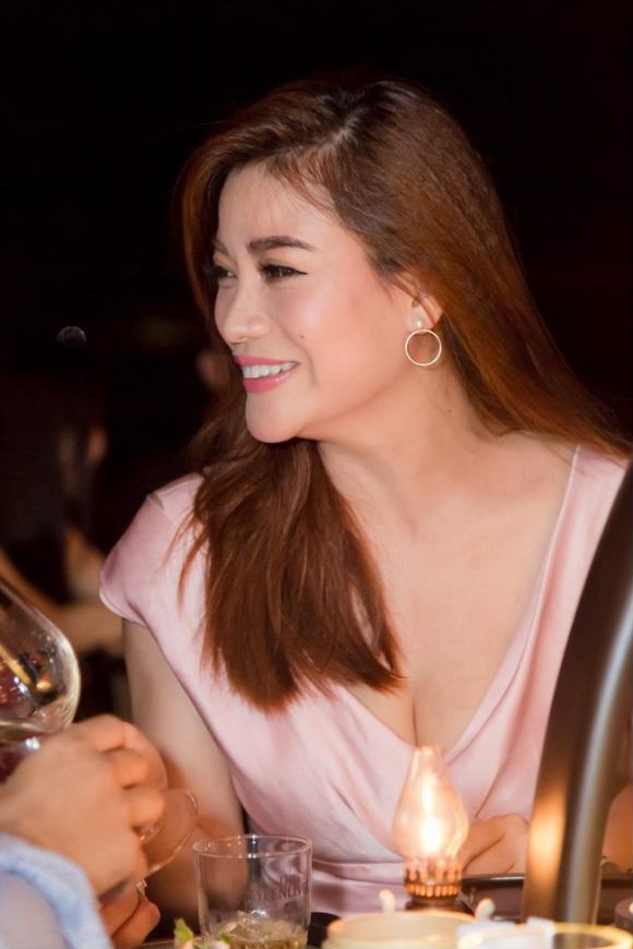 Ở góc chụp nghiêng, Trương Ngọc Ánh lộ cằm dài khó hiểu khiến nhiều người còn khó có thể nhận ra cô.