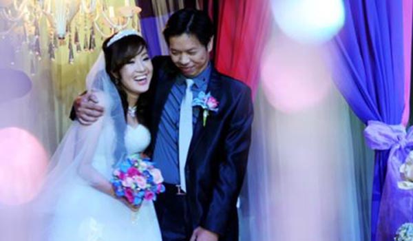 Tiết lộ về bà xã, Thái Hòa chỉ chia sẻ rằng vợ mình từng tốt nghiệp thạc sĩ ngành kinh tế. Anh quen Hồng Thu trên mạng xã hội từ năm 2007 và cả 2 đều đã có thời gian dài tìm hiểu, yêu thương nhau rồi sau đó mới quyết định về chung 1 nhà.
