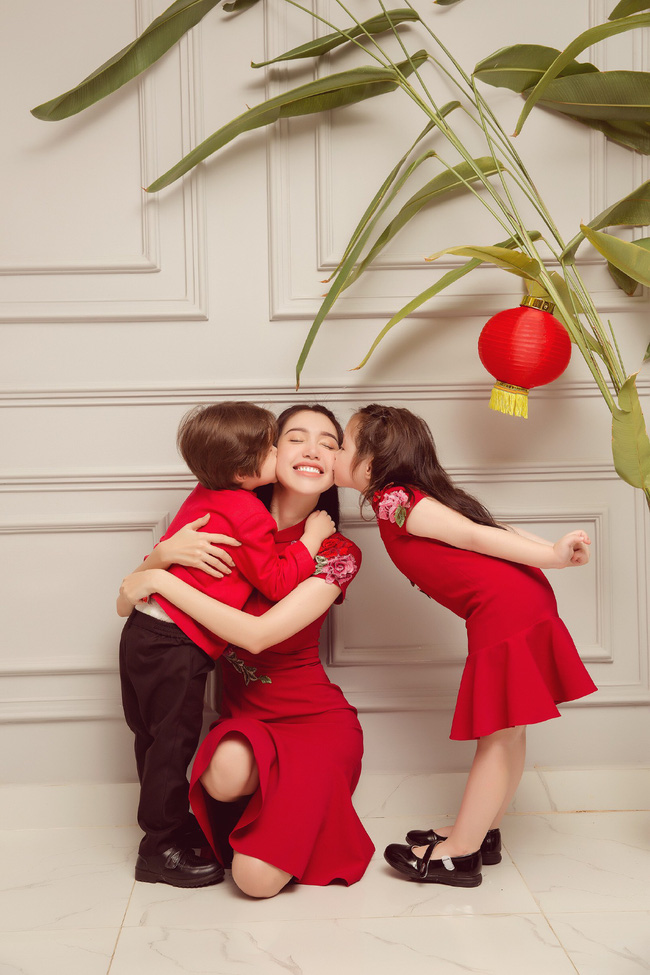 Từ sau khi sinh con, Elly Trần dồn hết tâm trí cho việc chăm sóc con và kinh doanh, thỉnh thoảng cô mới xuất hiện trong một số sự kiện quan trọng.