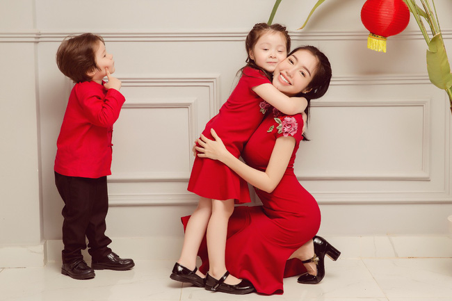 Cadie năm nay lên 4, còn Alfie sắp 3 tuổi. Cả hai đã đi học mẫu giáo và được mẹ lẫn ông bà ngoại đưa đón mỗi ngày.