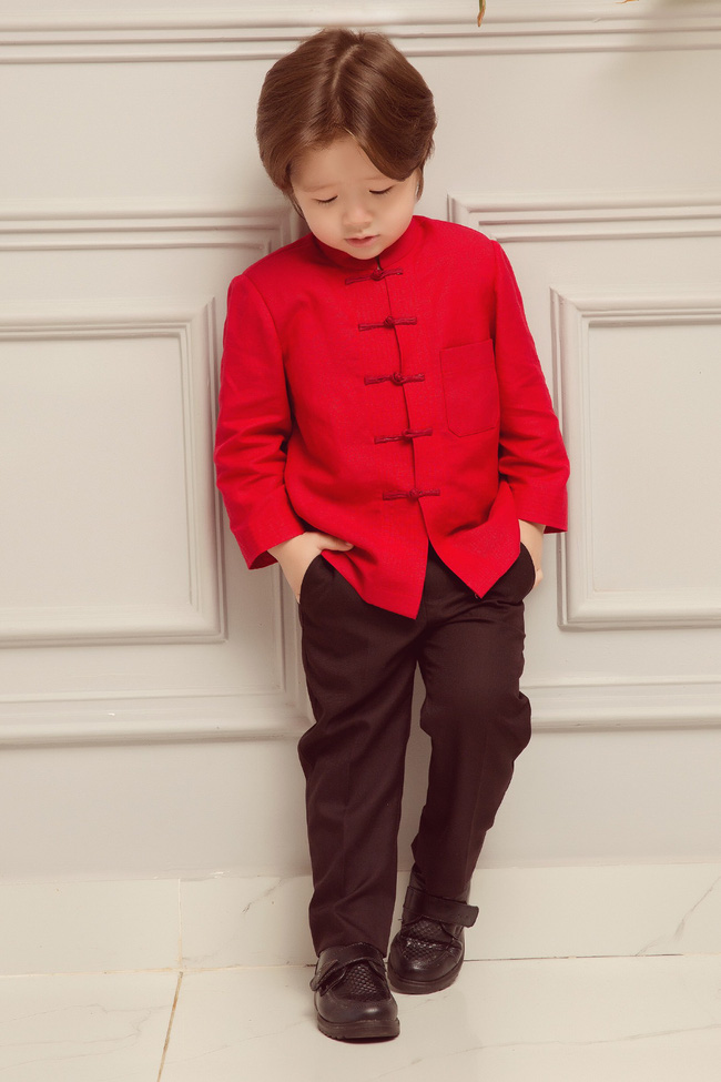 Alfie Túc Mạnh tự tin tạo dáng.