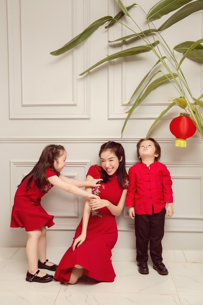 Elly Trần cho biết, hai thiên thần nhỏ Cadie Mộc Trà và Alfie Túc Mạch đều rất háo hức đến ngày trung thu nên cô quyết định thực hiện bộ ảnh để lưu giữ khoảnh khắc vui vẻ này của 3 mẹ con.