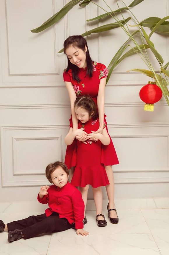 Bà mẹ 2 con Elly Trần nhận được nhiều lời khen về nhan sắc.