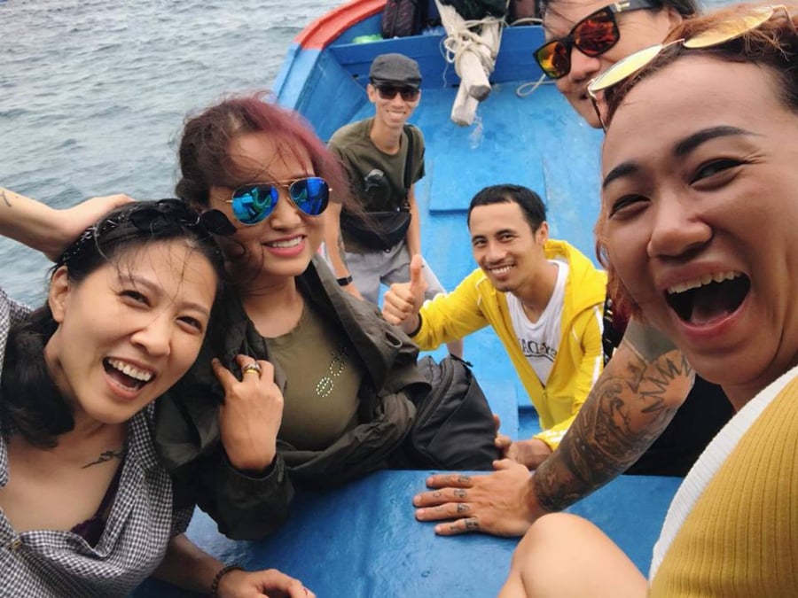 Phạm Anh Khoa tươi cười rạng rỡ bên cạnh bạn bè.