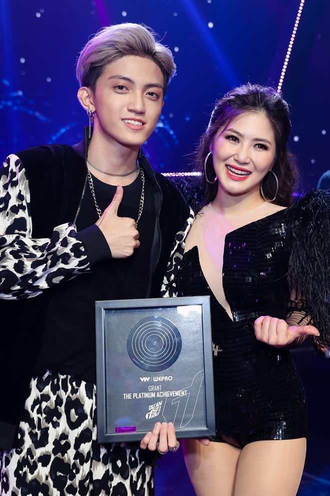 Chứng kiến học trò cưng Tùng Dương bị khán giả phản đối, chê bai thậm tệ dù đăng quang The Debut, Hương Tràm đã lên tiếng bày tỏ quan điểm. “Hôm nay, có nhiều người hỏi Tràm thấy thế nào khi học trò của mình nhận nhiều ý kiến chỉ trích. Tràm xin trả lời là Tràm vẫn ủng hộ và tin Tùng Dương xứng đáng là Quán quân The Debut. Bởi nếu cậu ấy không xứng đáng thì đã không được nhiều người yêu thích và bình chọn đến vậy”, nữ ca sĩ Hương Tràm bày tỏ. (danviet)