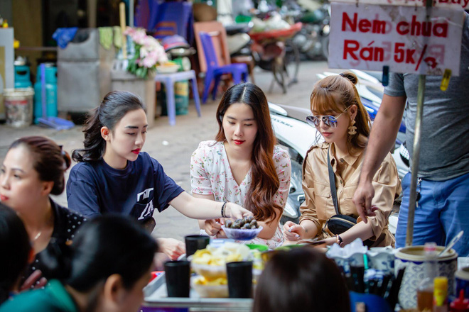 Quế Vân và Nam Em vui vẻ đi ăn cùng bạn bè tại Hà Nội.