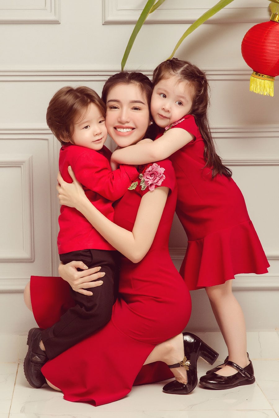 Elly Trần đẹp mặn mà cùng 2 con Mộc Trà và Túc Mạch chụp ảnh chung nhân dịp Tết trung thu sắp tới. (vietnamnet)