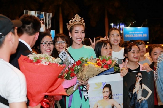 Sau khi đăng quang ngôi vị Hoa hậu Sắc đẹp Toàn cầu 2018, Hoàng Y Nhung vừa trở về Việt Nam và thu hút nhiều sự chú ý. Xuất hiện trong Shbet999 com đăng nhập áo dài đơn giản, tân Hoa hậu Sắc đẹp Toàn cầu xúc động khi được Shbet111 slot, casino, thể thao, xổ số cùng khán giả yêu mến mình ra sân bay đón. (vtc)