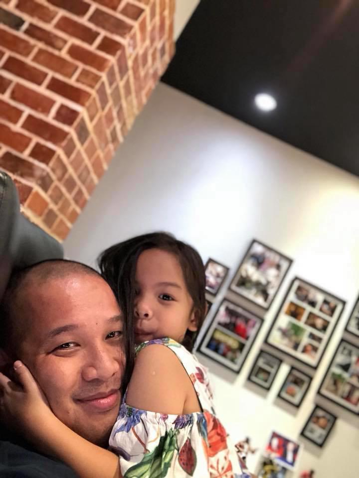 Hình ảnh thân thiết cùng con gái được Quang Huy đăng tải.