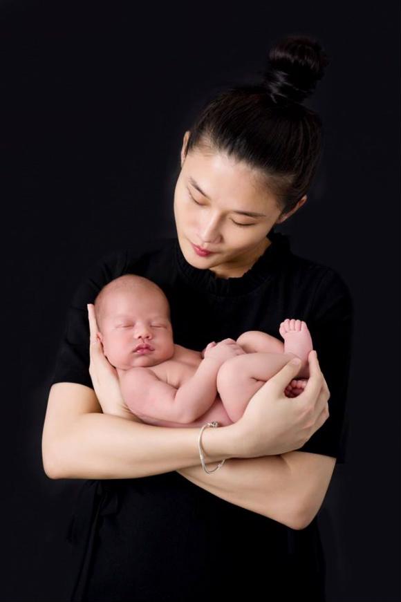 Kha Mỹ Vân lần đầu khoe ảnh cận mặt con trai.