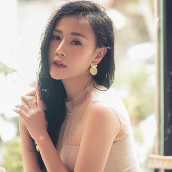 Phương Oanh (đóng vai Quỳnh “búp bê”) là một trong những diễn viên được công chúng dành nhiều sự ưu ái đặc biệt. Cô sở hữu gương mặt thanh tú, ngoại hình chuẩn vì xuất thân từ người mẫu chuyên nghiệp, cô còn được đánh giá cao về khả năng diễn xuất. Dù đã sở hữu nhan sắc vạn người mê nhưng người đẹp cho biết cô đang Shbet888.com tỷ lệ cược cao việc sẽ tư vấn bác sỹ và xem xét nhờ thẩm mỹ để đẹp hơn. (phunutoday)