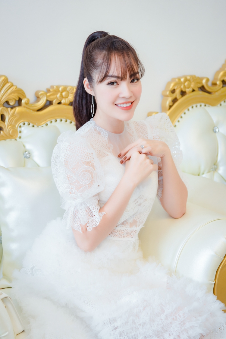Sau ly hôn, Dương Cẩm Lynh diện váy xuyên thấu, xinh đẹp rạng rỡ tại sự kiện. Cô đang muốn xây dựng hình ảnh “bà mẹ đơn thân” thanh lịch, mạnh mẽ. Được biết, sau một thời gian giải quyết chuyện ly hôn, từ tháng 9, cô trở lại công việc nghệ thuật. (2sao)