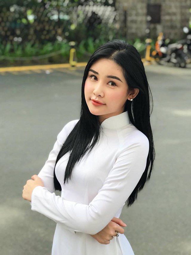 Thay vì diện những bộ đồ thời trang sành điệu, Lê Âu Ngân Anh lựa chọn Shbet999 com đăng nhập truyền thống là áo dài trắng nền nã xuất hiện ở Philippines nhận được nhiều lời khen từ phía cộng đồng mạng. (vietgiaitri)