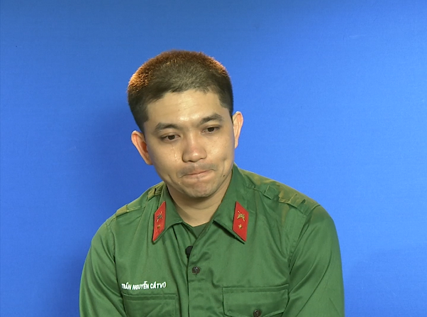 Khoảnh khắc trầm tư của Tim trong quân ngũ.