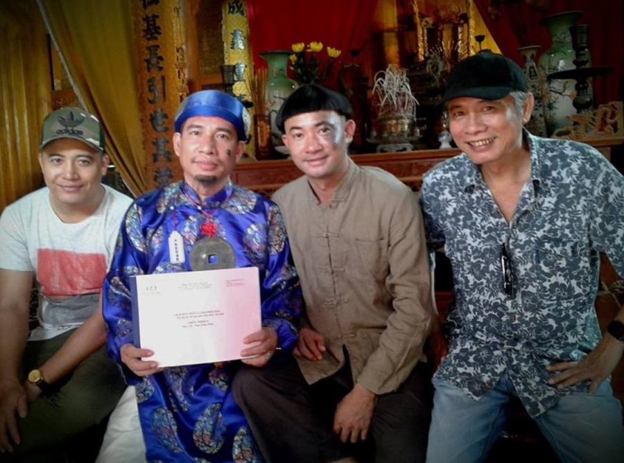 Đạo diễn Phạm Đông Hồng (ngoài cùng bên phải) và các diễn viên trên phim trường. Nhiều năm nay, ông làm phim hài dân gian phát vào dịp tết.