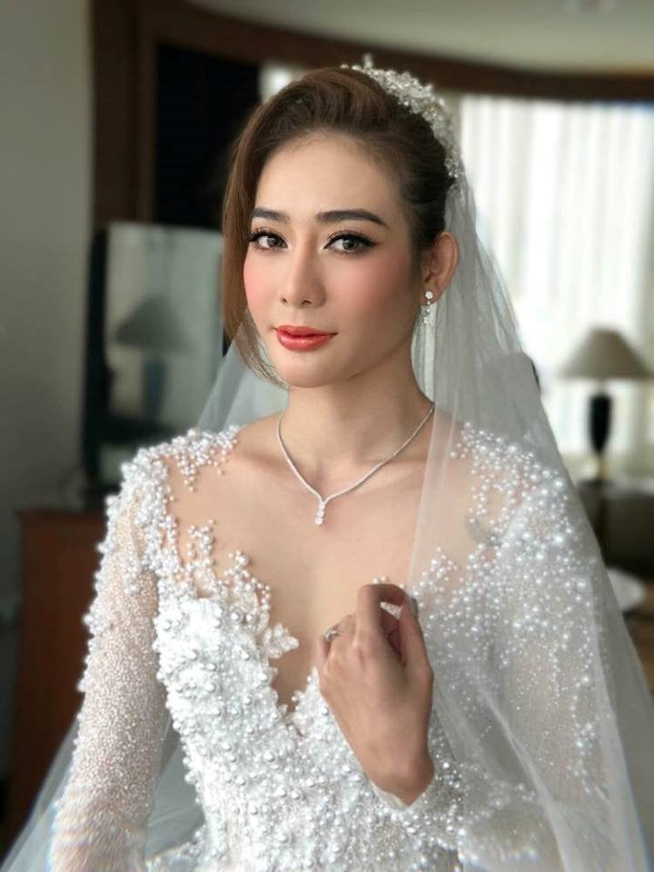 Cô dâu xuất hiện xinh đẹp, quyến rũ trong váy cưới màu trắng.
