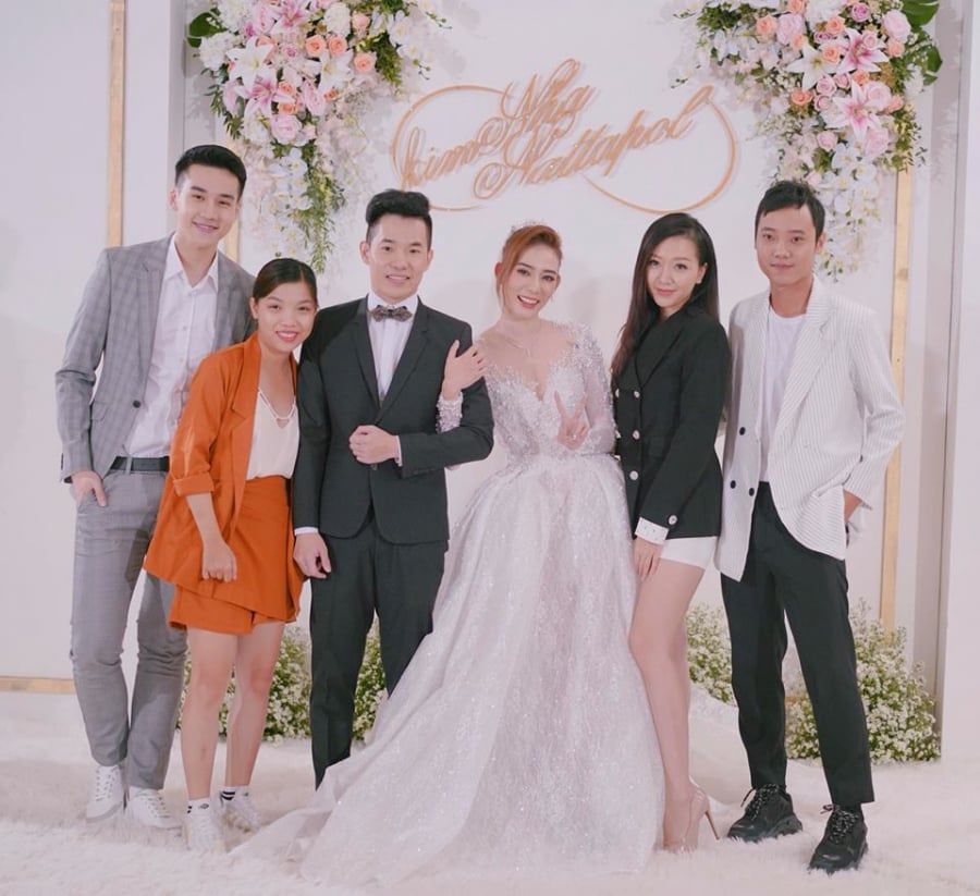 Kim Nhã - nữ diễn viên, người mẫu, thành viên nhóm hài đình đám BB&BG vừa tổ chức Quatrian shbet hiện đang mở với chồng Thái Lan sau một năm ly hôn. Cặp đôi đã nhận được nhiều lời chúc phúc từ người thân, bạn bè và người hâm mộ. (phunutoday)