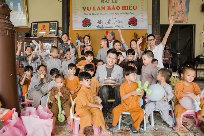Cùng những người đồng nghiệp thân thiết như Hà Thúy Anh, Việt My, Anh Quân, Diễm Phương..., ca sĩ Nam Cường có chuyến đi ý nghĩa về Long An đón Trung thu sớm cùng các em bé mồ côi. Hơn nữa, nam ca sĩ còn được mừng sinh nhật trong chính chuyến đi ý nghĩa này (thanhnien)