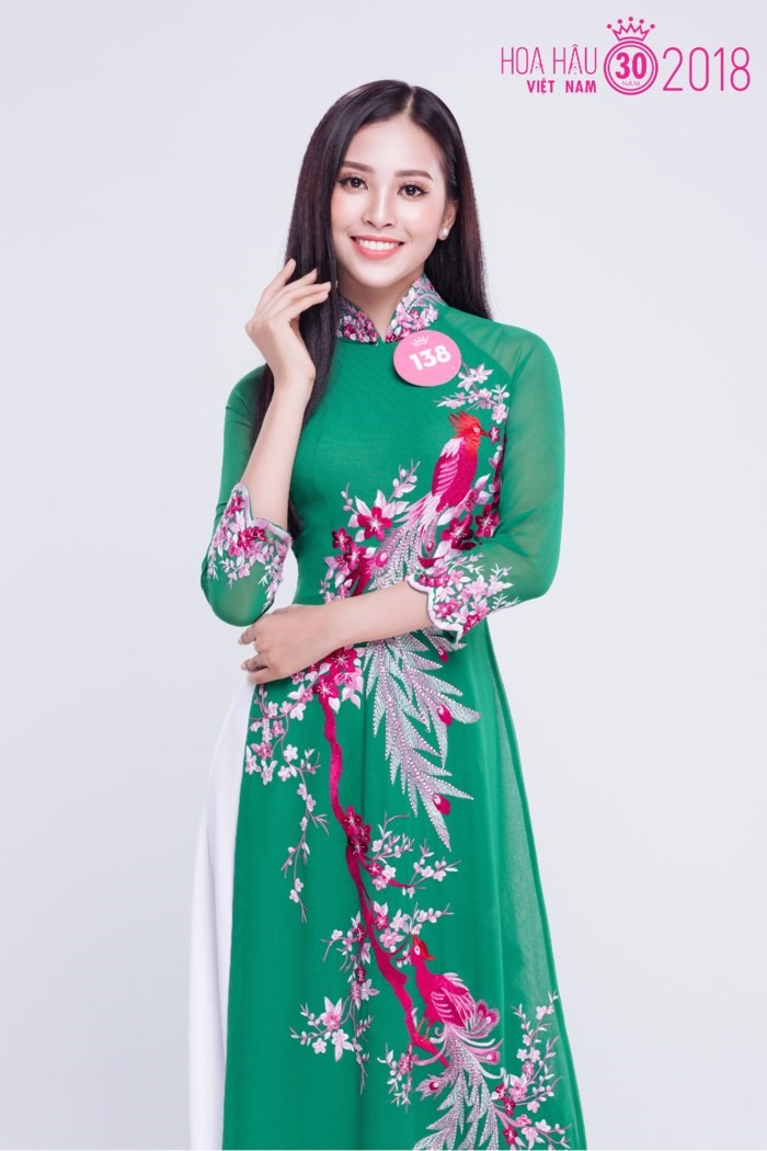 Với gương mặt ăn hình, nụ cười sáng, cô xứng đáng là chủ nhân của chiếc vương miện cao quý Hoa hậu Việt Nam 2018.