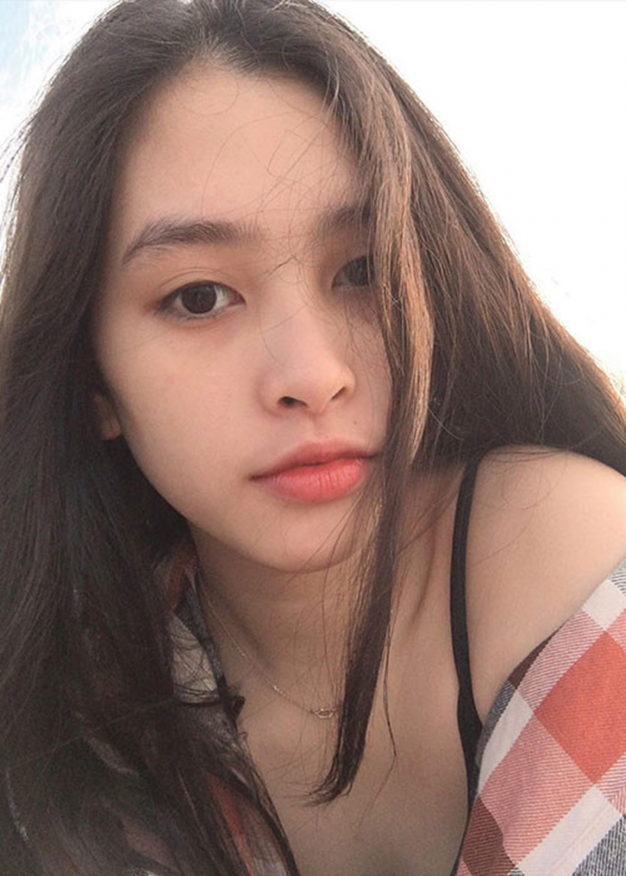 Trái với những hình ảnh có phần chững chạc khi tham gia cuộc thi, phong cách đời thường của Tiểu Vy trẻ trung và đơn giản.