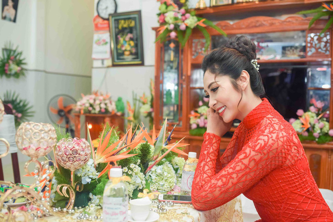 Đặng Thu Thảo rạng rỡ trong lễ đính hôn.