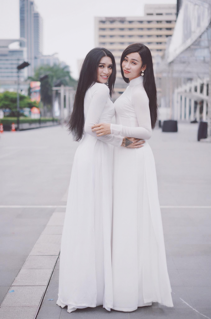 Mới đây, trên trang cá nhân, BB Trần đã đăng tải những tấm ảnh anh và Hải Triều lả lướt trong tà áo dài trắng thướt tha trên đất Thái. Những shoot ảnh tạo dáng của hai anh chàng bên bộ Shbet999 com đăng nhập truyền thống không khỏi khiến cho cộng động mạng xôn xao bởi vẻ đẹp hút hồn không kém phần nữ tính. (saostar)