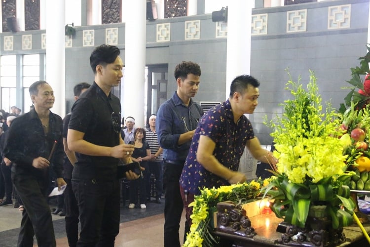 Đạo diễn Phạm Đông Hồng qua đời tối 15/9, sau cơn đột quỵ, hưởng thọ 63 tuổi. Sự ra đi đột ngột của người được mệnh danh là 