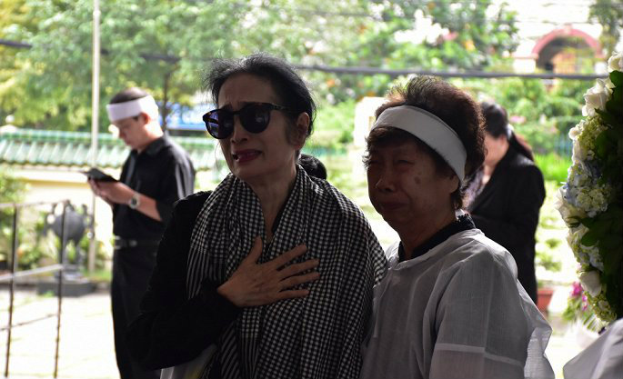 NSND Trà Giang không kìm được nước mắt trước sự ra đi của đồng nghiệp.