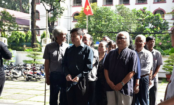 Từ sáng sớm, có khá đông bạn bè đồng nghiệp đã đến thắp nhang cho cố NSND Đoàn Dũng.