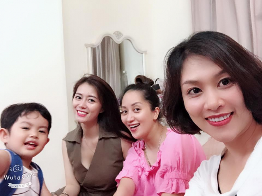 Hà Hương tới thăm Khánh Thi sau sinh.
