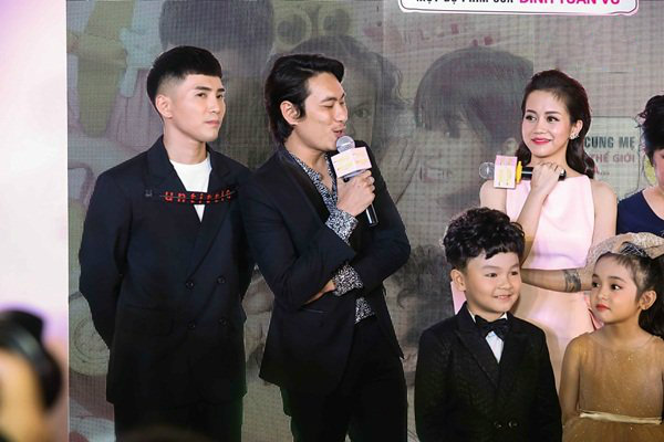 Cả hai vui vẻ giao lưu với khán giả nhưng không có những cử chỉ thân mật như trước đó.