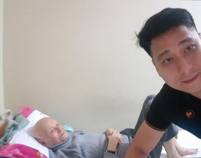 Hình ảnh Minh Tiệp chăm sóc bố ở bệnh viên năm ngoái.