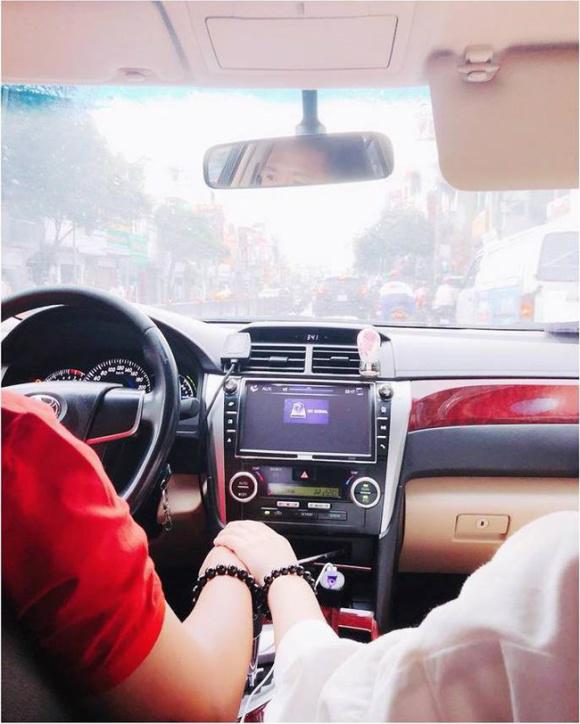 Hình ảnh nắm tay bạn trai được nữ ca sĩ đăng tải trên facebook cá nhân.