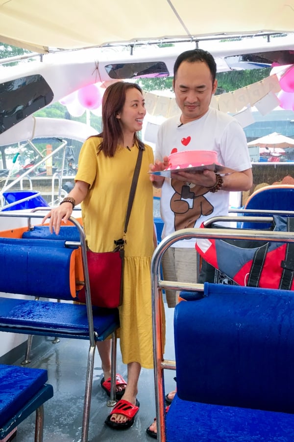 Thu Trang hạnh phúc với chiếc canô được trang trí bong bóng hình trái tim và chiếc bánh kem. 
