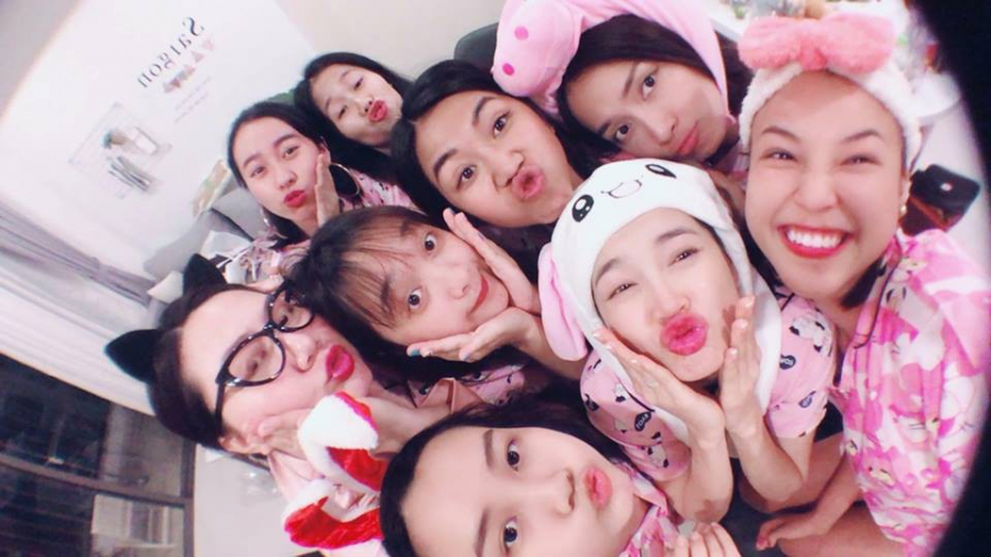 Nhã Phương vui vẻ tận hưởng những khoảnh khắc đời độc thân bên bạn bè trước Quatrian shbet hiện đang mở.