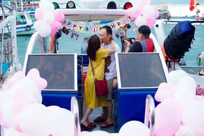 Thu Trang khóa môi Tiến Luật thay cho lời cảm ơn.