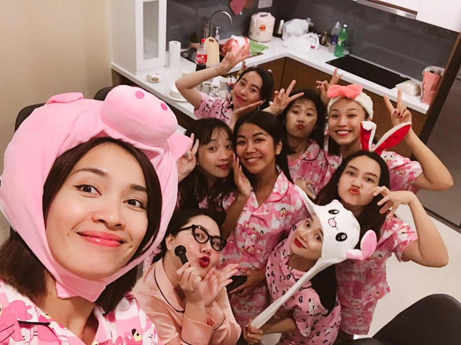 Tiệc độc thân của Nhã Phương nổi bật với toàn màu hồng. Những cô nàng đã ghi lại khoảnh khắc vui vẻ này bằng cách tạo dáng 