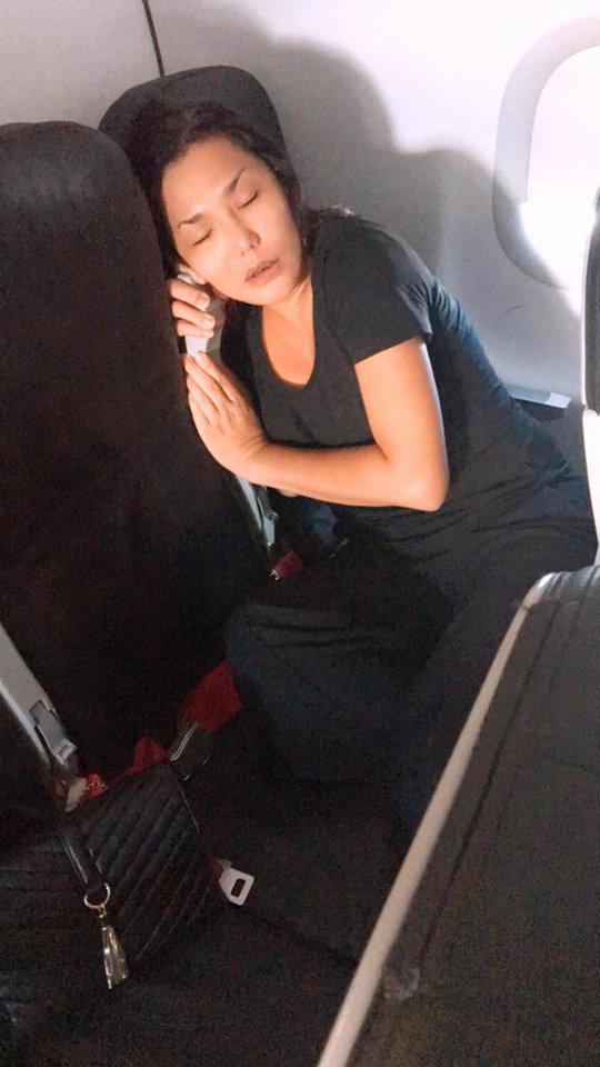 cindy-thai-tai-bi-soi-dang-ngu-kem-duyen-nhu-hoa-hau-ky-duyen-tren-may-bay-2018-09-20-06-49_0_0