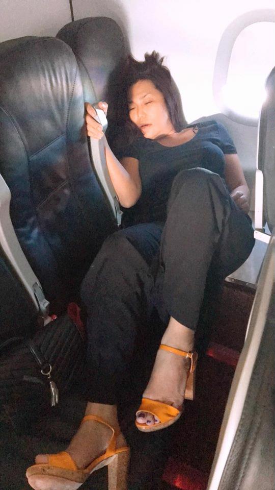 cindy-thai-tai-bi-soi-dang-ngu-kem-duyen-nhu-hoa-hau-ky-duyen-tren-may-bay1-2018-09-20-06-49_0_0