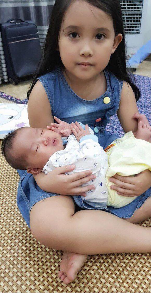 Dung Nhi (con của Chiến Thắng và vợ cũ) rất yêu quý Trí Khôi.