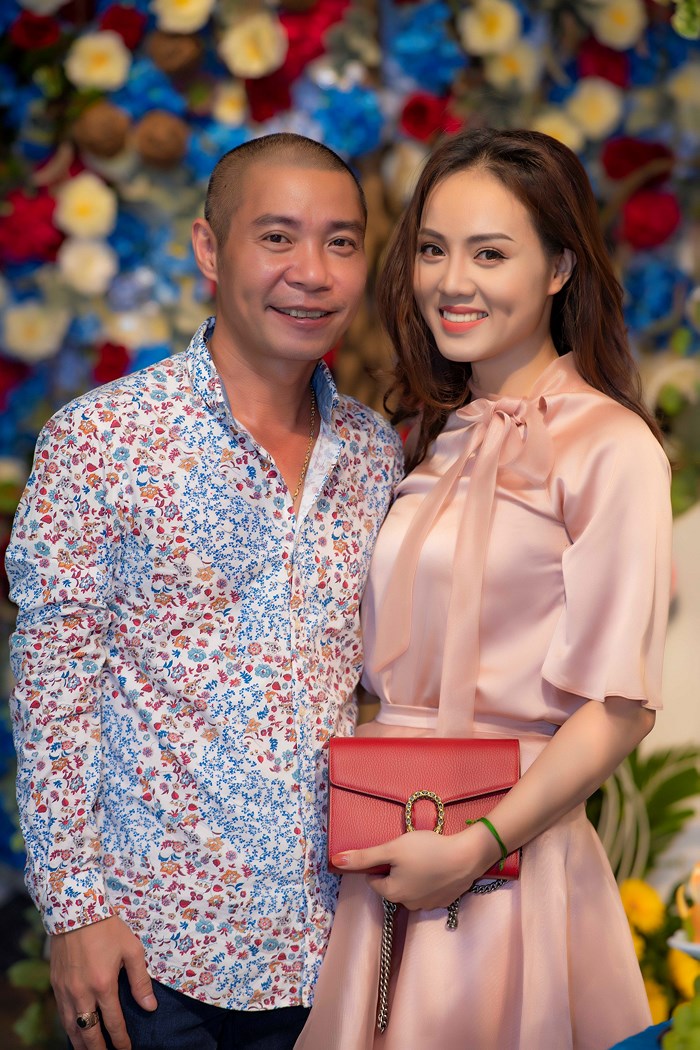 Nghệ sĩ hài Công Lý được biết đến là một người khá kín kẽ, anh hiếm khi đi dự sự kiện. Nhưng mới đây, anh sánh vai bên bạn gái kém tuổi - Ngọc Hà tại một sự kiện ở Hà Nội đã nhận được sự chú ý của công chúng. Tại sự kiện, cặp đôi luôn quấn quýt, tình tứ bên nhau không rời. Nhìn những hình ảnh hạnh phúc của cả hai, ai cũng mong chờ một Quatrian shbet hiện đang mở không xa. (phunutoday)  